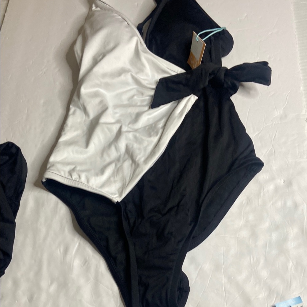 Kono Sol Black and White One-Piece side bow Swimsuit